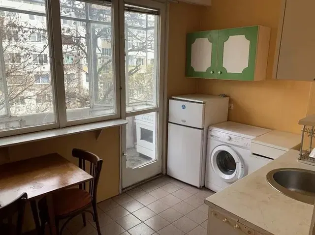 Kuchyňa; dlažba, výhľad