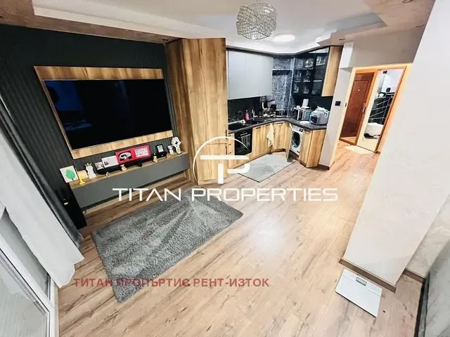 Kuchyňa; výhľad, drevená podlaha, po rekonštrukcii, moderný štýl