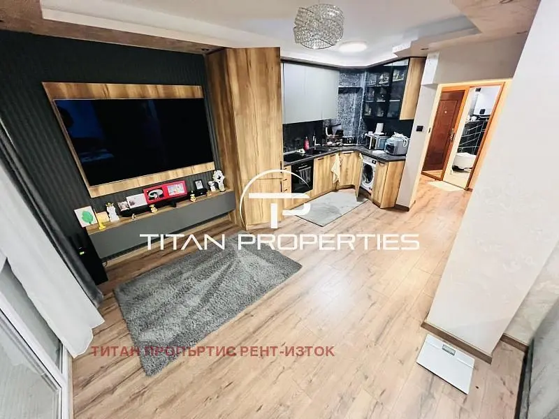 Kuhinja; pogled, drveni pod, renoviran, moderan stil