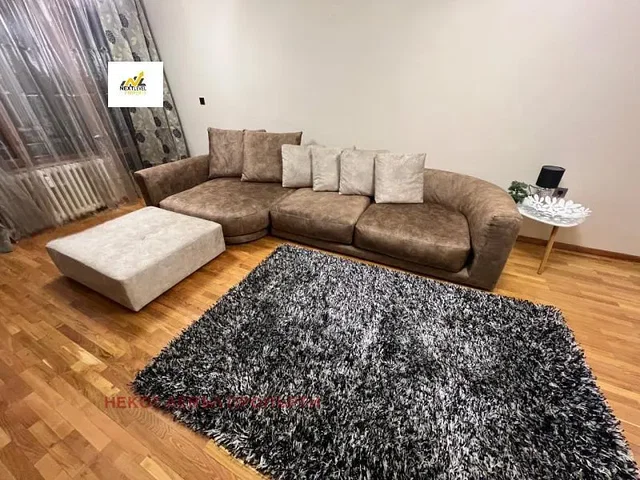 Salon; parquet, style moderne, lumière naturelle