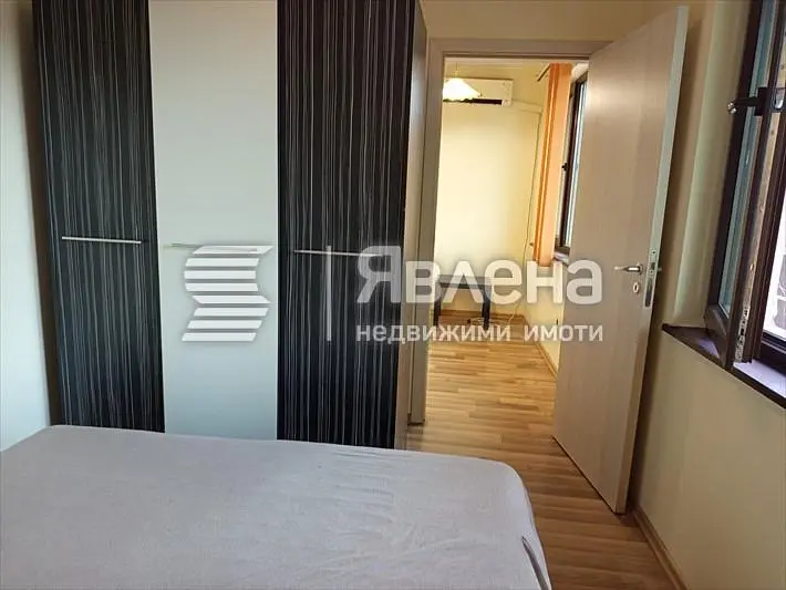 Спаваћа соба; дрвени под, природно светло