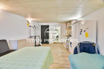 Cucina; pavimento in legno, luce naturale, stile moderno