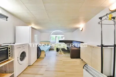 Soggiorno; elettrodomestici, pavimento in legno, luce naturale