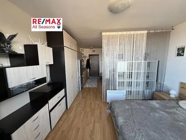 Спаваћа соба; дрвени под, природно светло, модерни стил