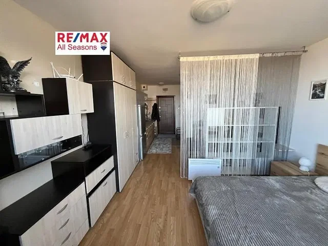 Quarto; chão de madeira, luz natural, estilo moderno