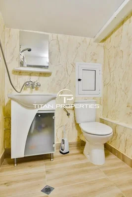 Toilette; pavimento in piastrelle, ristrutturato