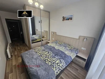 Spavaća soba; drveni pod, prirodna svjetlost, moderan stil