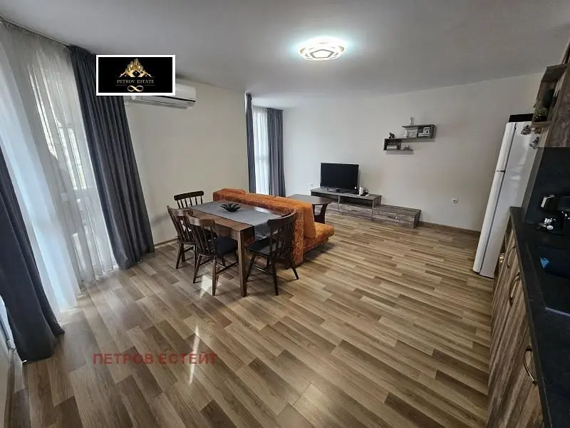 Dnevni boravak; drveni pod, prirodna svjetlost