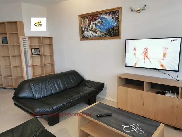 Sala de estar; estilo moderno, luz natural, chão de madeira