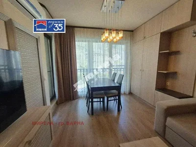 Obývačka; drevená podlaha, prirodzené svetlo