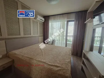 Spálňa; drevená podlaha, prirodzené svetlo, moderný štýl