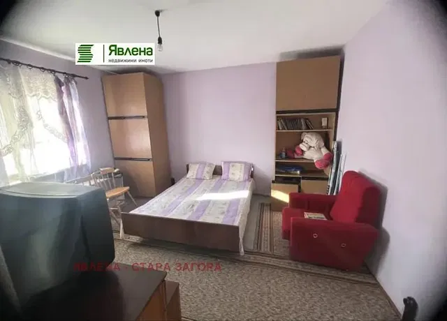 Spálňa; prirodzené svetlo, drevená podlaha