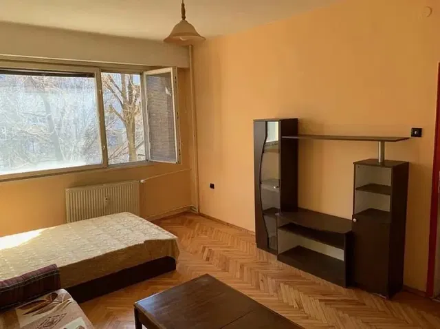 Spálňa; prirodzené svetlo, drevená podlaha