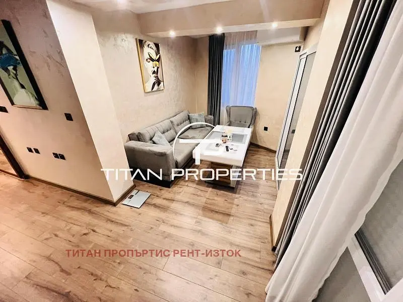 Dnevni boravak; moderan stil, drveni pod, prirodna svjetlost