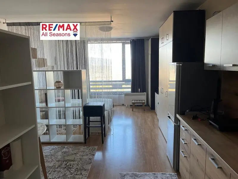 Кухиња; дрвени под, природно светло, модерни стил