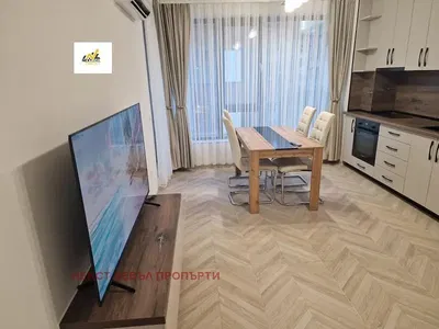 Kuhinja; moderan stil, drveni pod, prirodna svjetlost, kućanski aparati