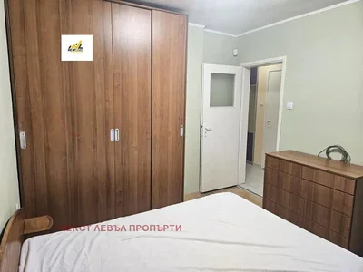 Spavaća soba; drveni pod, drvene grede, renoviran, prirodna svjetlost, moderan stil