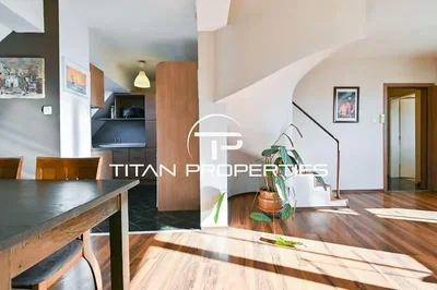 Wohnzimmer; holzboden, tageslicht