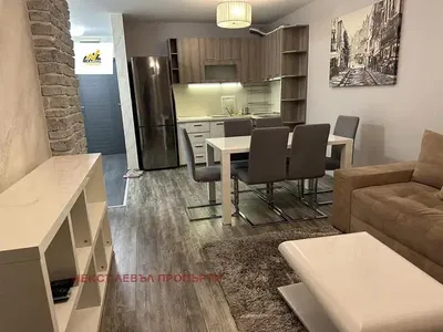 Soggiorno; elettrodomestici, stile moderno, pavimento in legno, luce naturale