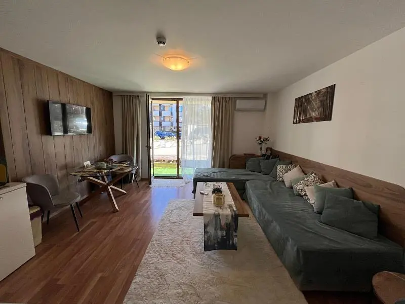 Дневна соба; дрвени под, природно светло, модерни стил