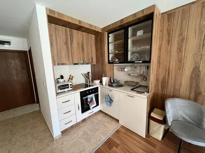 Кухиња; кухињски апарати, плочице, дрвени под, природно светло, модерни стил