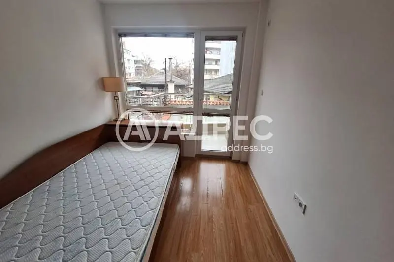 Spavaća soba; drveni pod, prirodna svjetlost, pogled