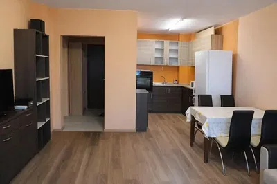 Kuhinja; drveni pod, prirodna svjetlost