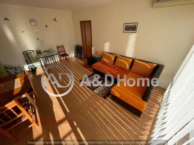 Obývačka; prirodzené svetlo, drevená podlaha