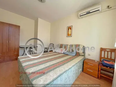 Spálňa; drevená podlaha, prirodzené svetlo, moderný štýl