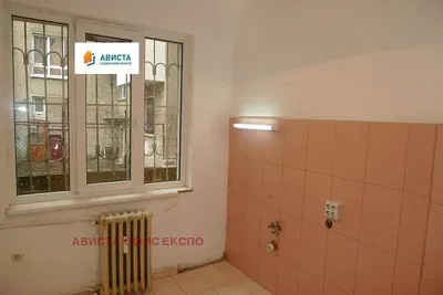 Badezimmer; fliesenboden, renovierungsbedürftig, tageslicht