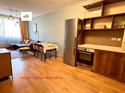 Kuhinja; kućanski aparati, drveni pod, prirodna svjetlost