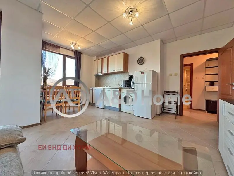 Kuchyňa; výhľad, kuchynské spotrebiče, dlažba, prirodzené svetlo