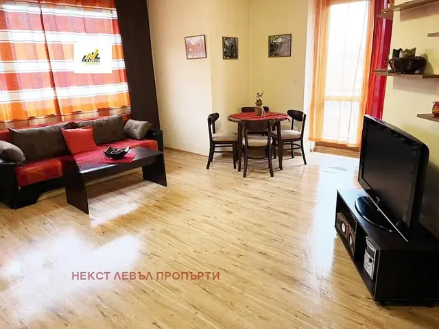 Soggiorno; vista, pavimento in legno, luce naturale, stile moderno