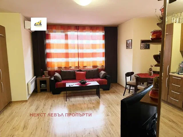 Soggiorno; pavimento in legno, luce naturale, stile moderno