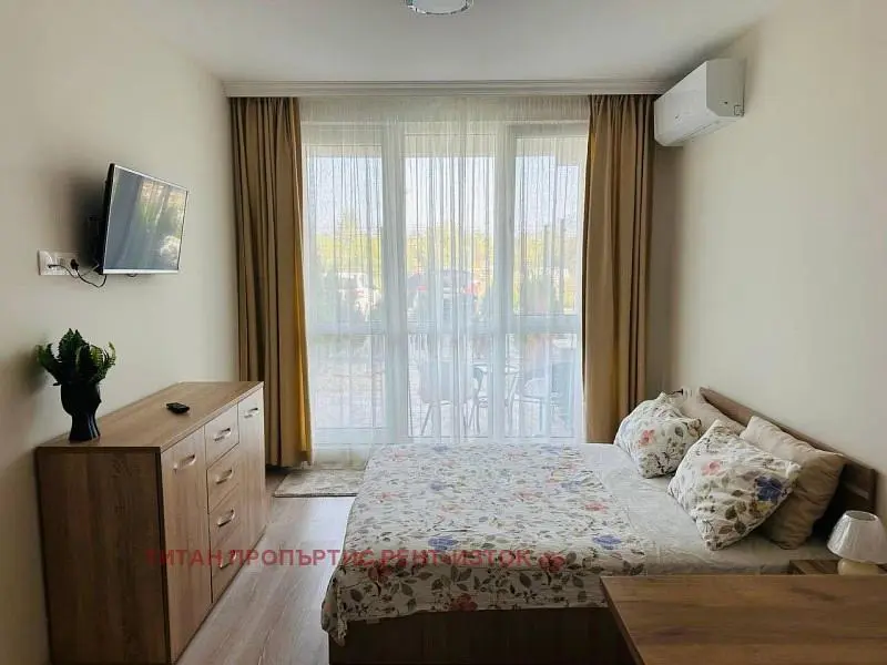 Spavaća soba; prirodna svjetlost, drveni pod, moderan stil
