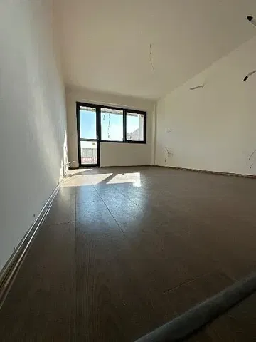 Salón; luz natural, suelo de madera