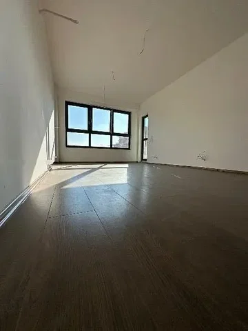 Salón; luz natural, suelo de baldosas