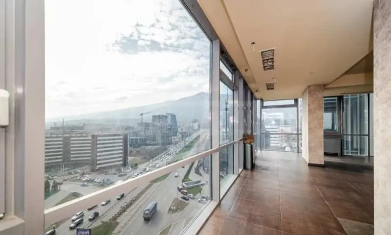 Balcón; vista, suelo de baldosas