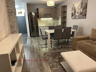 Soggiorno; elettrodomestici, stile moderno, pavimento in legno, luce naturale
