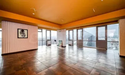 Salón; vista, suelo de baldosas, luz natural