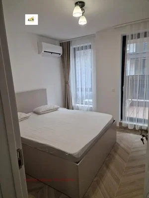 Spavaća soba; prirodna svjetlost, moderan stil