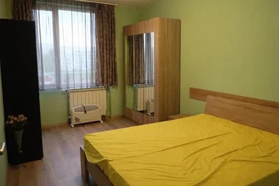 Spavaća soba; drveni pod, prirodna svjetlost