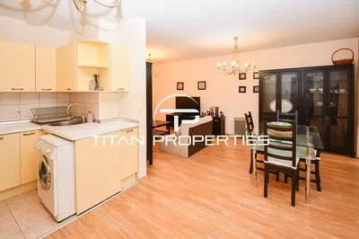 Cucina; elettrodomestici, pavimento in legno, luce naturale, stile moderno