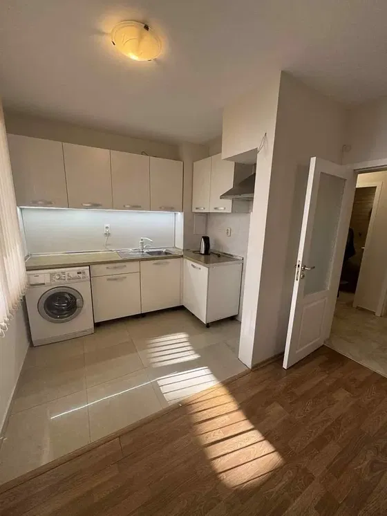 Kuhinja; kućanski aparati, pločice, prirodna svjetlost