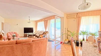 Woonkamer; natuurlijk licht, moderne stijl