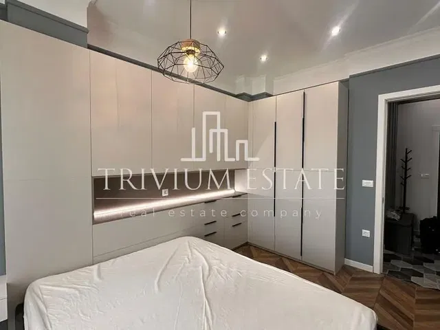 Spavaća soba; drveni pod, renoviran, prirodna svjetlost