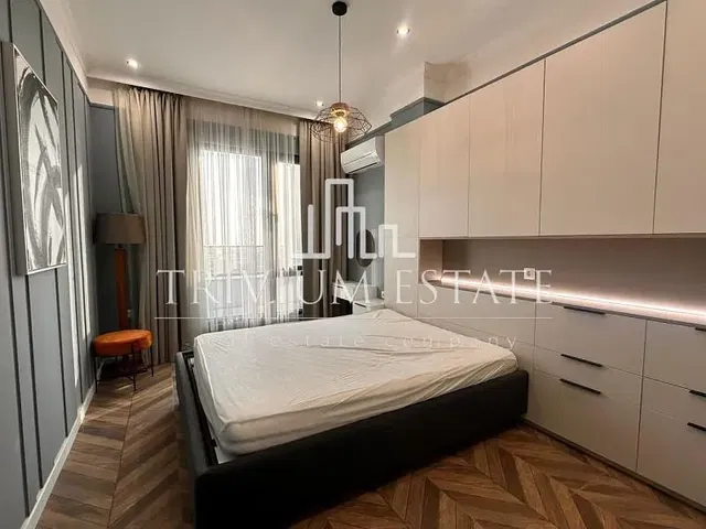 Spavaća soba; drveni pod, prirodna svjetlost, moderan stil