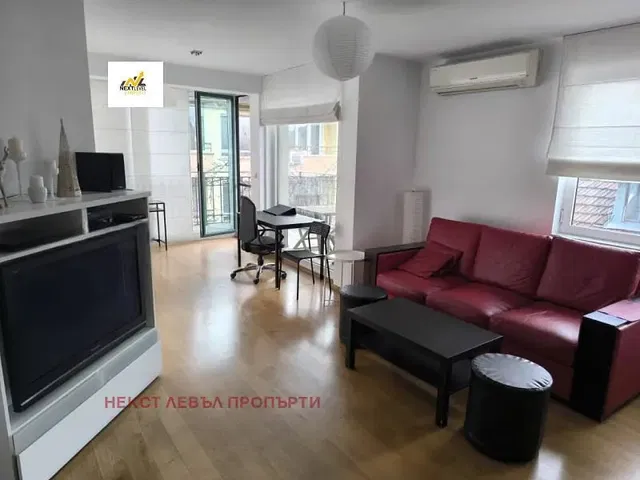 Dnevni boravak; pogled, prirodna svjetlost, moderan stil, drveni pod