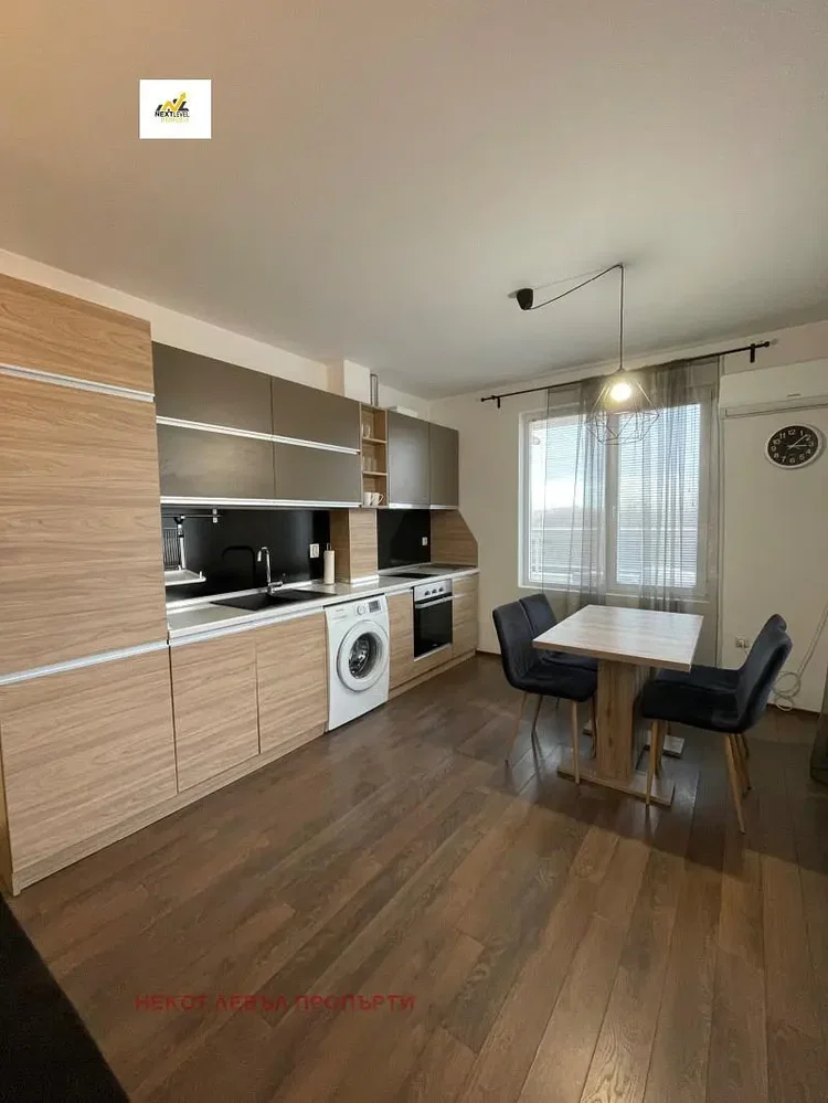 Kuhinja; kućanski aparati, drveni pod, prirodna svjetlost, moderan stil