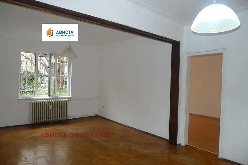 غرفة معيشة; أرضية خشبية, ضوء طبيعي, إطلالة